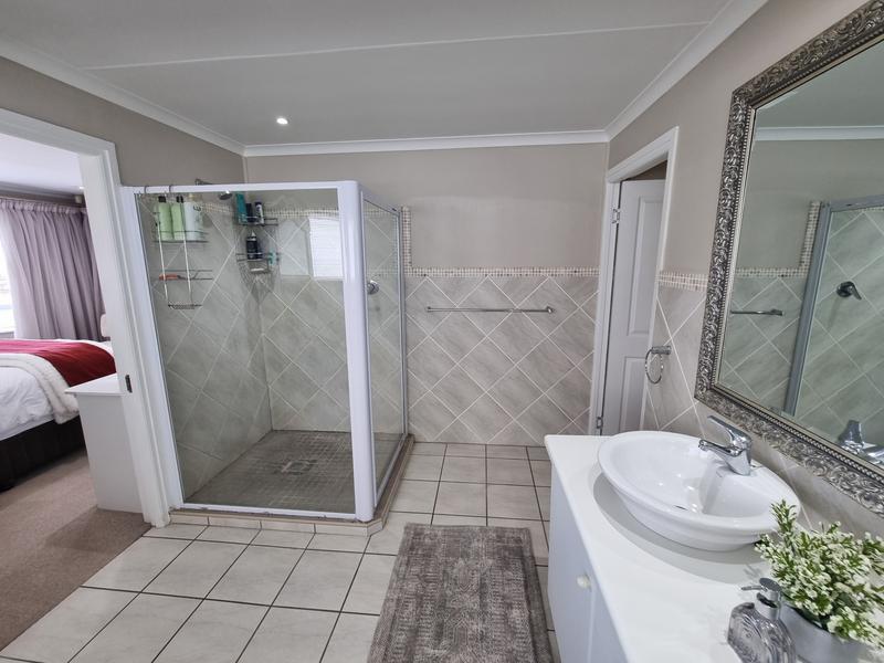 5 Bedroom Property for Sale in Outeniqua Strand Western Cape